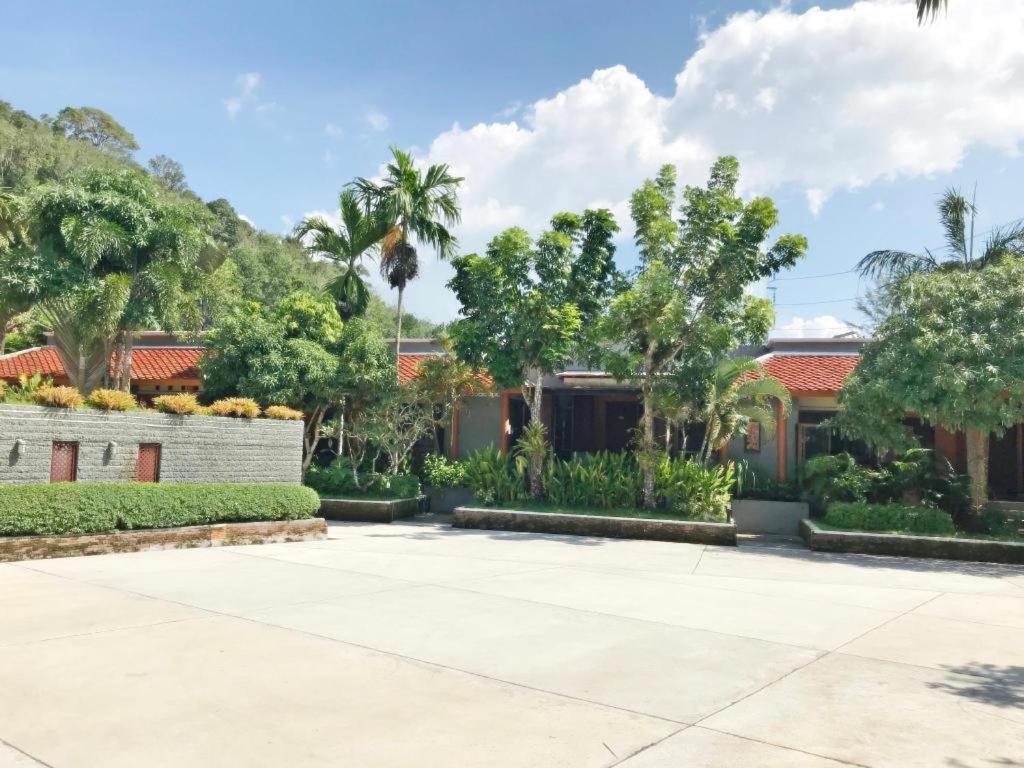 Royal Lee Resort And Spa Nai Yang Beach Exterior foto
